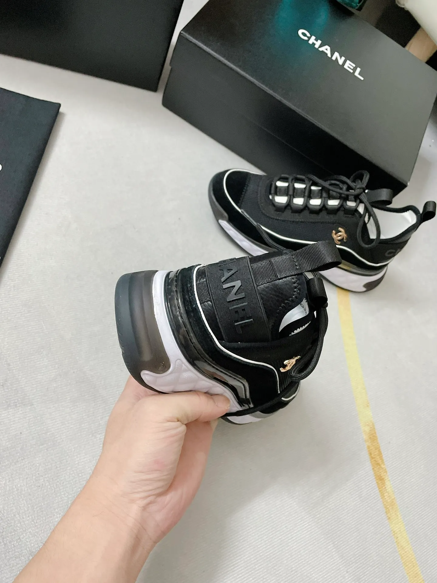 👟👟Ex-factory price 480👟👟 Size: 35-45 in stock, welcome to see the board for tasting details. Chanel Chanel Couple Style Xiaoxiang Casual Sports Shoes Dad Shoes Couple Style Counter original version 1:1, each color is accurately matched and internally marked. Black and gold logo. Fabric: Silk cowhide/Imported sheep tendon Outsole: T👟👟Ex-factory price U outsole/Transparent crystal bottom Comes with flip-top magnet box, complete package